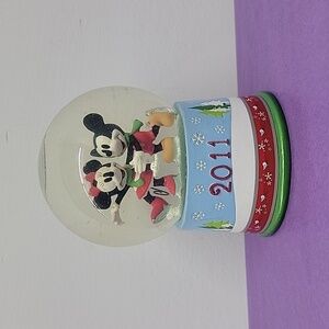 🌈Disney Store Limited Edition 2011 Christmas Snowglobe